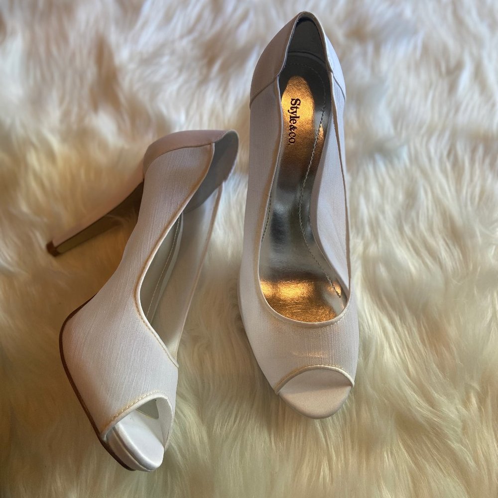 Style & CO White Pumps